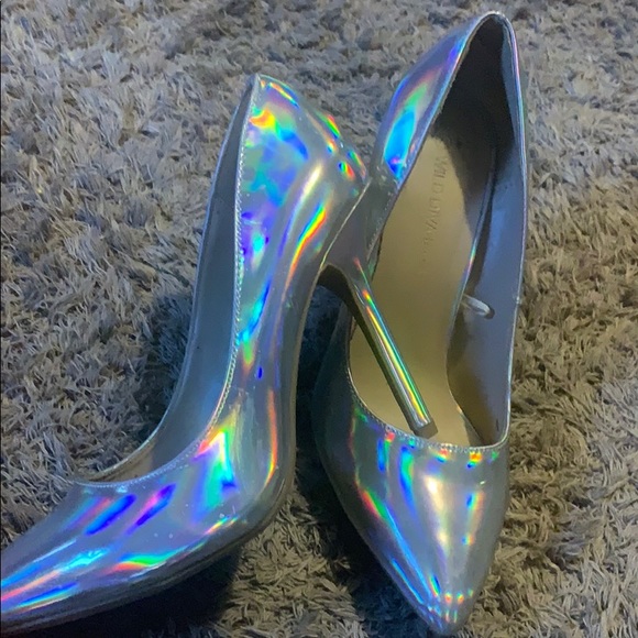 Shiny silver stilettos 👠 - Picture 3 of 5